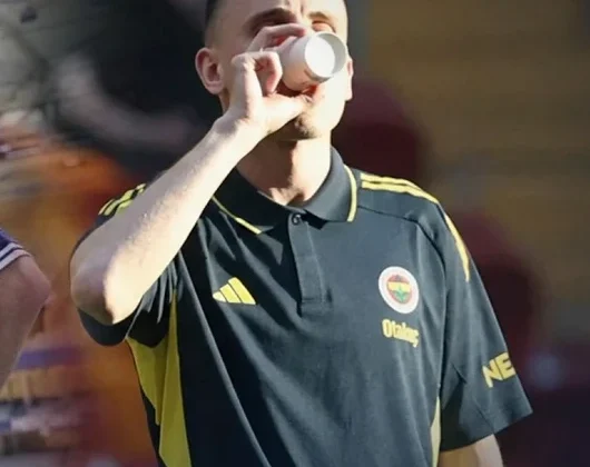 Derbi öncesi tansiyon tavan yaptı: Sahaya çıkan Kerem Aktürkoğlu’na tribünlerden tepki!